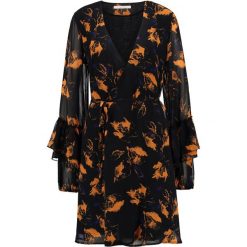 Gestuz CAROLA Sukienka letnia black. Czarne sukienki damskie marki Gestuz, na lato, bez wzorów, z poliesteru, bez kołnierzyka, bez rękawów. W wyprzedaży za 382,85 zł.