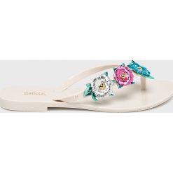 Melissa - Japonki Harmonic Garden Chrome. Klapki damskie Melissa, bez wzorów, z materiału, bez obcasa, na obcasie. W wyprzedaży za 189,90 zł.