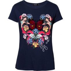 Desigual Koszulka damska z krótkim rękawem TS Noa Navy 19SWTKCW 5000 (rozmiar S). Niebieskie koszulki damskie Desigual, s, bez wzorów, bez kołnierzyka, z krótkim rękawem. W wyprzedaży za 118,00 zł.