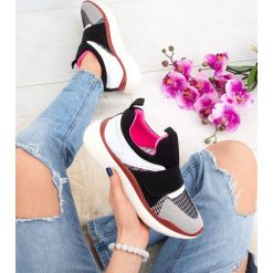 Buty sportowe damskie Marquiiz HP-2953 Czarne. Czarne buty sportowe damskie Marquiiz, bez wzorów, z tworzywa sztucznego, sportowe. Za 119,00 zł.