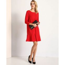 Sukienka damska gładka. Czerwone sukienki damskie Top Secret, na zimę, bez wzorów, eleganckie, bez kołnierzyka, bez rękawów. W wyprzedaży za 69,99 zł.