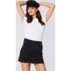 MANGO Spódnica dżinsowa z postrzępionym wykończeniem - Black. Czarne spódniczki damskie Mango, bez wzorów, z bawełny, mini. Za 121,95 zł.