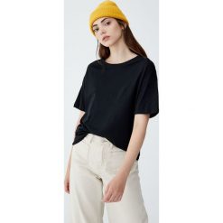 Luźna koszulka basic. Czarne bluzki damskie marki Pull&Bear, z krótkim rękawem. Za 39,90 zł.