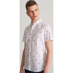Koszula slim fit z drobnym wzorem - Wielobarwn. Szare koszule męskie Reserved, s, bez wzorów, bez kołnierzyka, bez rękawów. Za 89,99 zł.