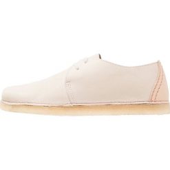 Clarks Originals ASHTON Sznurowane obuwie sportowe offwhite. Białe buty sportowe damskie marki Clarks Originals, bez wzorów, ze skóry, sportowe. W wyprzedaży za 375,20 zł.