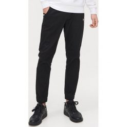 Joggery basic slim fit - Czarny. Czarne spodnie męskie Cropp, m. Za 99,99 zł.