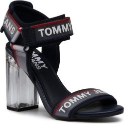 Sandały TOMMY JEANS - Pop Color Heeled Sandal EN0EN00846 Twilight Navy C87. Niebieskie klapki damskie Tommy Jeans, bez wzorów, z jeansu, bez obcasa. Za 449,00 zł.