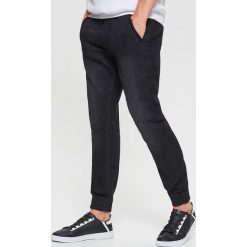 Jeansy SLIM JOGGER - Czarny. Czarne jeansy męskie marki Cropp, m, z jeansu. Za 129,99 zł.