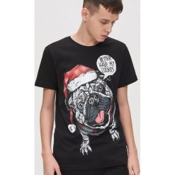 Świąteczna koszulka z mopsem - Czarny. Czarne koszulki męskie Cropp, s, bez wzorów, wizytowe, bez kołnierzyka, bez rękawów. W wyprzedaży za 19,99 zł.