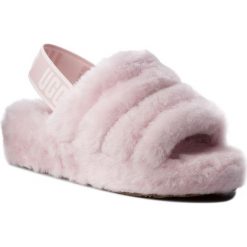 Kapcie UGG - W Fluff Yeah Slide 1095119 W/Slpn. Różowe klapki damskie Ugg, bez wzorów, ze skóry, bez obcasa. W wyprzedaży za 369,00 zł.