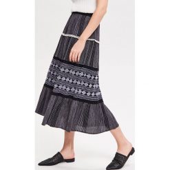 Spódnica midi z haftem - Czarny. Czarne spódniczki damskie Reserved, z haftami, midi. Za 159,99 zł.