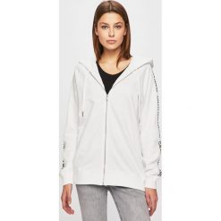 Calvin Klein Jeans - Bluza. Białe bluzy damskie Calvin Klein Jeans, s, bez wzorów, z bawełny, bez rękawów, z kapturem. W wyprzedaży za 359,90 zł.