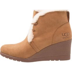 UGG JEOVANA Ankle boot chestnut. Brązowe buty zimowe damskie Ugg, z materiału. Za 889,00 zł.