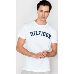 Tommy Hilfiger Koszulka Biały. Białe podkoszulki męskie TOMMY HILFIGER, s, z nadrukiem, z bawełny, bez kołnierzyka, krótkie. Za 137,95 zł.