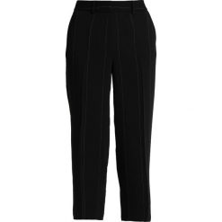 Vince Camuto WIDE CHALK STRIPE CROP PANTS Spodnie materiałowe rich black. Czarne spodnie damskie Vince Camuto, bez wzorów, z poliesteru. Za 509,00 zł.