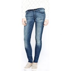 Wrangler - Jeansy Corynn Dark Lake. Niebieskie jeansy damskie rurki marki Wrangler, z aplikacjami, z bawełny, z obniżonym stanem. W wyprzedaży za 239,90 zł.