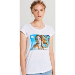 KOSZULKA DAMSKA - Biały. Białe koszulki damskie Cropp, s, bez wzorów, bez kołnierzyka, bez rękawów. Za 29,99 zł.