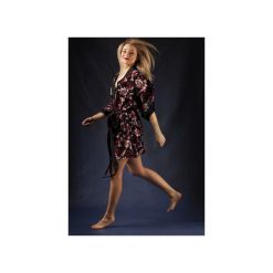 SZLAFROK KIMONO w orientalne kwiaty. Czarne szlafroki damskie Intime, m, w kwiaty, z tkaniny, bez rękawów, bez kaptura. Za 249,00 zł.