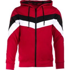 Czerwona Bluza Aqialle. Czerwone bluzy męskie Born2be, xl, bez wzorów, bez kołnierzyka, bez rękawów, bez kaptura. W wyprzedaży za 79,99 zł.