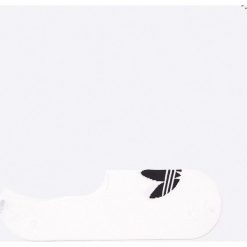 Adidas Originals - Stopki. Białe skarpetki męskie marki adidas Originals, bez wzorów, z elastanu. W wyprzedaży za 19,90 zł.