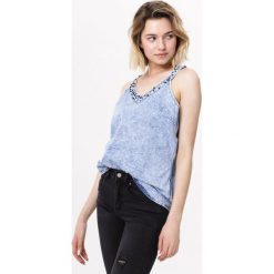Niebieski Top Tangibility. Niebieskie bluzki damskie Born2be, xl, z aplikacjami, z jeansu, bez kołnierzyka, bez rękawów. Za 34,99 zł.