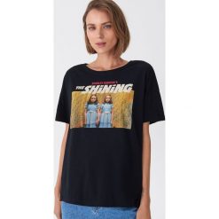 Koszulka z nadrukiem The Shining - Czarny. Czarne koszulki damskie House, s, z nadrukiem, bez kołnierzyka, bez rękawów. Za 49,99 zł.