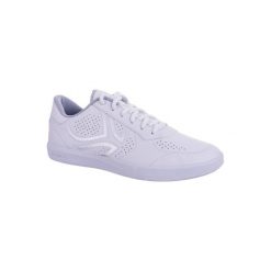 Buty tenisowe TS100 damskie. Białe buty damskie do tenisa marki ARTENGO, z poliesteru. Za 59,99 zł.
