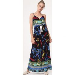 Czarna Sukienka Jocund. Czarne sukienki damskie Born2be, na lato, s, z tkaniny. Za 59,99 zł.