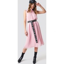 NA-KD Plisowana sukienka - Pink. Różowe sukienki na komunię marki NA-KD, na imprezę, ze stójką, midi. Za 121,95 zł.
