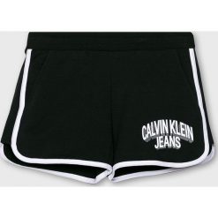 Calvin Klein Jeans - Szorty dziecięce 140-176 cm. Czarne spodenki dziewczęce Calvin Klein Jeans, z nadrukiem, z elastanu, casualowe. W wyprzedaży za 159,90 zł.
