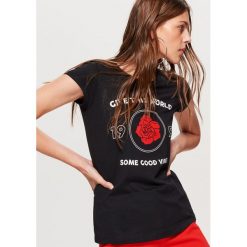 Koszulka z napisem - Czarny. Czarne t-shirty damskie Cropp, s, z napisami, bez kołnierzyka, bez rękawów. Za 44,99 zł.