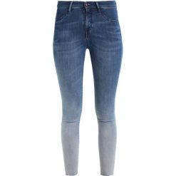Denham SPRAY Jegginsy blue denim. Niebieskie rurki damskie marki Denham, z elastanu. W wyprzedaży za 434,85 zł.