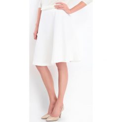 SPÓDNICA REGULARNA DAMSKA GŁADKA. Białe spódniczki damskie Top Secret, na co dzień, bez wzorów, eleganckie, rozkloszowane. W wyprzedaży za 49,99 zł.