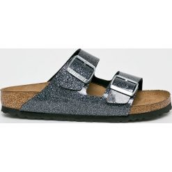 Birkenstock - Klapki Arizona. Szare klapki damskie Birkenstock, bez wzorów, ze skóry, bez obcasa, na obcasie. W wyprzedaży za 239,90 zł.