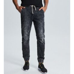Jeansy slim jogger - Szary. Szare jeansy męskie Cropp, m, bez wzorów. Za 129,99 zł.
