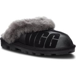 Kapcie UGG - W Coquette 1098190 W/Blk. Czarne klapki damskie Ugg, bez wzorów, z wełny, bez obcasa. W wyprzedaży za 439,00 zł.