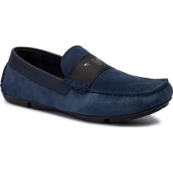 Mokasyny EMPORIO ARMANI - X4B125 XM039 T026 Midnight/Eclipse/Ecl. Niebieskie mokasyny męskie Emporio Armani, na co dzień, bez wzorów, z zamszu, bez zapięcia. Za 819,00 zł.