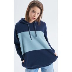 Dwukolorowa bluza z kapturem - Granatowy. Niebieskie bluzy damskie Cropp, s, bez wzorów, bez rękawów, z kapturem. W wyprzedaży za 39,99 zł.