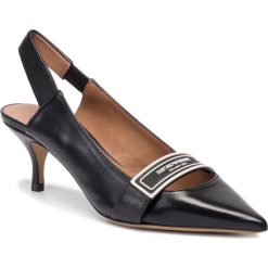 Sandały EMPORIO ARMANI - X3E364 XF348 R595 Black/Black. Czarne klapki damskie Emporio Armani, z aplikacjami, ze skóry, bez obcasa, na obcasie. W wyprzedaży za 829,00 zł.