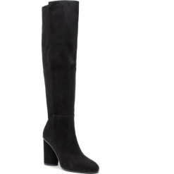 Muszkieterki STUART WEITZMAN - Eloise 95 YL96234 Black Suede. Czarne kozaki damskie Stuart Weitzman, ze skóry, bez obcasa, bez zapięcia. W wyprzedaży za 1649,00 zł.