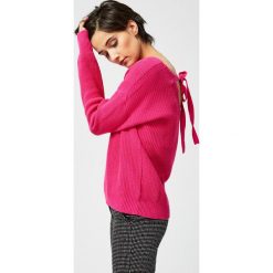 Sweter z wiązaniem. Różowe swetry damskie Moodo, xs, bez wzorów, bez rękawów, bez kaptura. Za 39,99 zł.