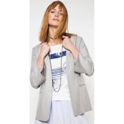 Żakiet w kolorze szarym. Szare marynarki damskie Deni Cler, bez wzorów, z denimu. W wyprzedaży za 499,95 zł.