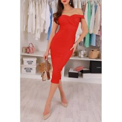 Sukienka FEMTELA. Czerwone sukienki damskie IVET, bez wzorów, eleganckie, bez kołnierzyka, bez rękawów. W wyprzedaży za 89,00 zł.
