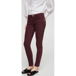 Mango - Jeansy Paty1. Szare jeansy damskie marki Mango, z elastanu, z obniżonym stanem. W wyprzedaży za 44,90 zł.