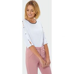 Elegancka bluzka z ozdobnymi perełkami. Szare bluzki damskie Greenpoint, bez wzorów, z poliesteru, eleganckie, bez kołnierzyka, bez rękawów. Za 39,99 zł.
