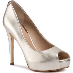 Szpilki GUESS - Hadie16 FL5H16 LEM07 PLATI. Żółte półbuty damskie Guess, z aplikacjami, ze skóry ekologicznej, eleganckie, bez obcasa, na obcasie, bez zapięcia. Za 689,00 zł.