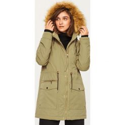 Parka z futerkiem przy kapturze - Khaki. Brązowe parki damskie Reserved. W wyprzedaży za 99,99 zł.