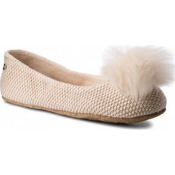 Kapcie UGG - W Andi 1020300 W/Crm. Brązowe klapki damskie Ugg, bez wzorów, ze skóry, bez obcasa. W wyprzedaży za 269,00 zł.
