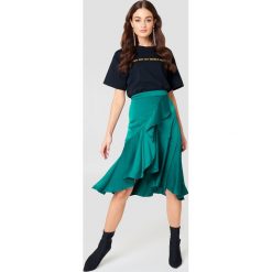 NA-KD Boho Satynowa spódnica z falbanką - Green. Zielone spódniczki damskie NA-KD Boho, bez wzorów, z poliesteru, boho, kopertowe. W wyprzedaży za 52,18 zł.