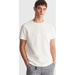 T-shirt z teksturowanej dzianiny - Biały. Białe t-shirty męskie Reserved, s, bez wzorów, z dzianiny, bez kołnierzyka. Za 79,99 zł.